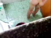 偷窥合租房的两个打工妹洗澡不小心被发现妹子蹲着狼狈的撤离