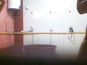 偷拍某公司女浴室女员工洗浴的场景