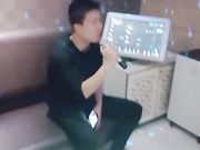 广场勾搭个妹子去KTV唱K叫来两个兄弟在沙发上轮干妹子