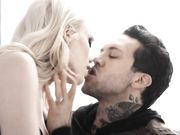 坚挺的鸡巴插入哥特女神湿透的阴户