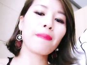 户外逛商场和狼友唠嗑到了商场厕所直接脱光自慰很大胆