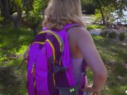 把路边美女带到野外车震的货车司机