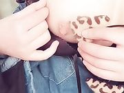 最新宅男福利微博红人极品嫩妹麻酥酥呦黑丝play牛仔服配黑丝超级诱人大乳头都搞硬了