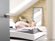 在大屁股拉丁女郎的肚子上射