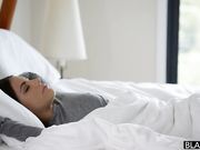 妹子质量挺高勾人啊在厨房大厅就操上了