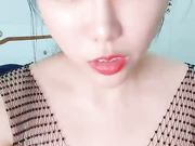 大红唇少妇道具自慰 情趣透视装跳蛋塞入震动高潮出水