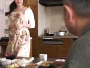 丈夫不在家时，日本妻子与公公偷情