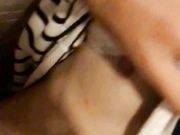 与热恋中的漂亮小女友偷尝禁果小美女很活泼可爱对着镜头拍剪刀手