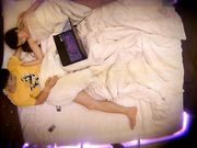 高颜值清纯大一美女和男友约会带着笔记本到酒店看电影,开始还很规矩