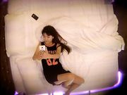 高颜值清纯大一美女和男友约会带着笔记本到酒店看电影,开始还很规矩