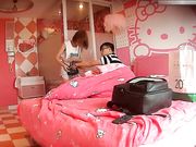 白富美短裤美女被情人从前面先操一会又从后面用力内射后拿手机拍摄