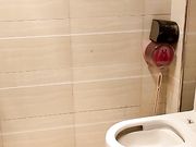 自拍福利高颜值短发妹子沙发卫生间被爆操厕所马桶上口交抬起脚大力猛操