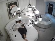 周末休息大学生情侣校外开房外表清纯眼镜妹很有江湖经验与男友探讨说这屋子里真的没有监控嘛那个是啥对白清晰