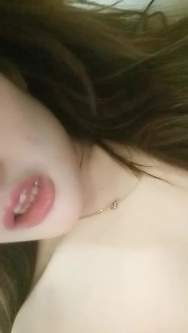 粉嫩嫩的美女主播双跳蛋玩自己的粉嫩小穴，阴毛稀疏很性感，淫语挑逗