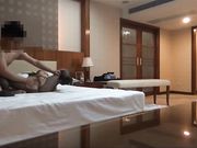 大神酒店爆操师范大学娇小可爱的超级大胸美女,黑丝开裆裤被操的淫叫不止,年轻就是好,美胸丰满有弹性!