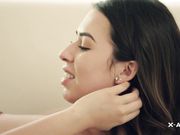 漂亮肉嘟嘟的丰满妹子太会舔吸鸡巴了看的刺激挡不住要硬想操穴