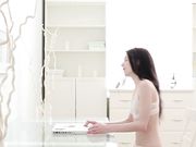 漂亮小美女看毛片欲望性奋受不了见到鸡巴就吞吐玩弄刺激啪啪