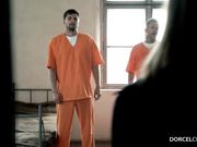 性感骚浪女护士为两个囚犯体检 迎来两个大屌一起3P爆操 疯狂3P三穴速插到高潮