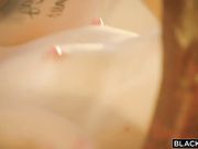 休假遇见极品美女背着男友搞穴，大白天这些地方与妹子啪啪很爽