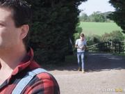 农场里的小美女清晰操穴这环境搞起来很刺激，肉肉靓女嫩B一流