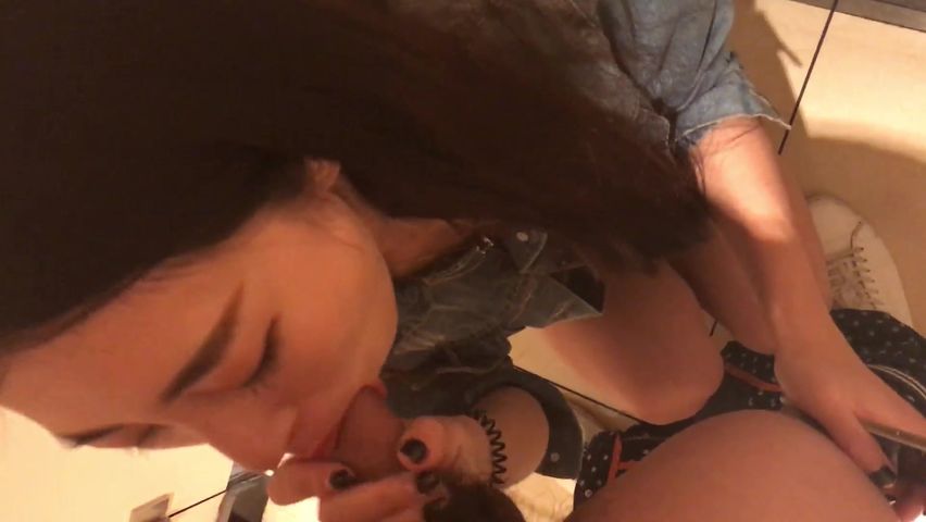 跟美女炮友在快餐店的厕所里做爱