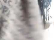 迷人的小嫂子与大哥露脸激情，浴室伺候大哥洗澡深喉不断