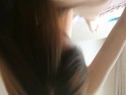 趁女友上班不在把她按倒,没想到不反抗还主动脱衣