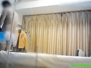 大鸡巴操的美女骚逼流了好多水,射我BB里