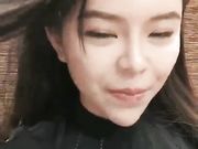 和闺蜜到理发店做造型时故意掀开裙子勾引理发师