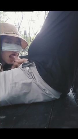 碎花连衣裙少妇户外勾引帅哥河边凉亭抱坐式啪啪口爆精液太浓要抽口烟缓缓