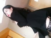 高颜值平面模特大神作品 黑丝小短裙翘臀尤物一看就沸腾了，摄影师挡不住抠B侵犯小穴超嫩可口很冲动