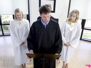 一起练习合唱 没想到却成了孩子们性爱的场合