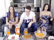 哥哥和女友还有妹妹一起看球赛 妹妹一直骚扰哥哥