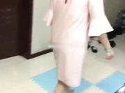 富姐和包养的小鲜肉做爱有个小奴在旁边伺候搞完了舔干净逼逼