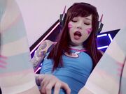 自摸啪啪拨开内裤露无毛粉逼，深喉口交