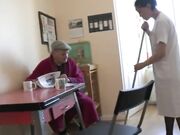 找不到好工作给独居老头做居家护理洗完澡后被大爷强搞