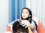 抓着J8跪舔裹 给小哥J8玩硬了无套直接插穴给操了