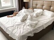 哥哥悄悄进入妹妹房间爱抚睡觉中的妹妹弄醒后激情啪啪