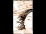 中年大叔露天啪啪,男的不敢在外面操,美女自己掏钱带他到酒店干.