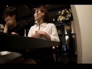 酒吧的角落里跟陌生男人偷偷互摸真刺激