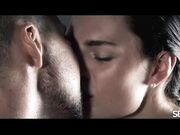 纹身猛男享受性感女模精油催情按摩肉棒雄起主动骑乘喘息声呻吟声非常诱人