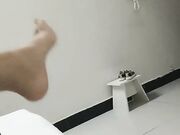 年轻的小宝贝露脸奶子发育的很不错，渣男一只手都握不过来