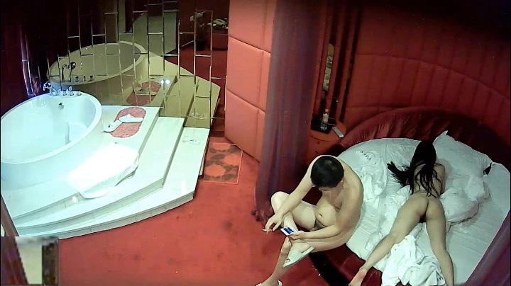 精品酒店偷拍貌似单位男领导和新来的长发美女下属开房,听对话2人好像有事没谈好一直没开操,谈好后狠狠爆操!