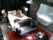 酒店豪华套房偷拍眼镜男和高挑身材女友啪啪，从床上操到床下，很骚的大声淫叫