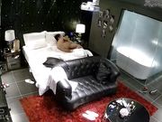 酒店豪华套房偷拍眼镜男和高挑身材女友啪啪，从床上操到床下，很骚的大声淫叫