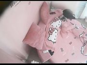 特色宾馆偷拍胸大白嫩的长发大学美女装清纯不配合被男友扯掉裤子强行进入,敏感度太高男的一动就啊啊大叫!