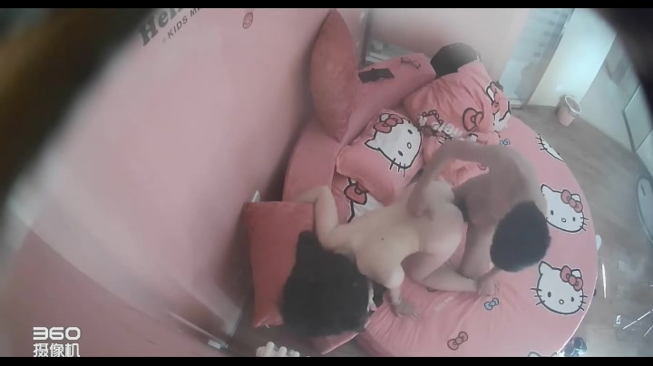 特色宾馆偷拍胸大白嫩的长发大学美女装清纯不配合被男友扯掉裤子强行进入,敏感度太高男的一动就啊啊大叫!