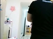 爆乳性感美女穿着情趣睡衣拿完外卖找钱时突然被外卖小哥从后面抱住强行插进去操的大叫：放开我,流氓,好痛!