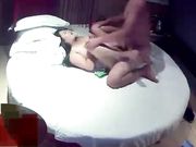 出差会所嫖妓找了个口活不错的丰满少妇躺在情趣圆床快活似神仙