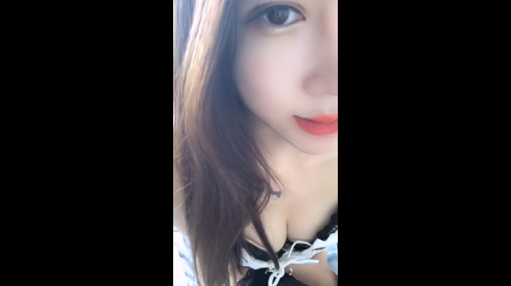 黑丝情趣罕见姨妈秀，性感裸舞手抠道具玩骚逼，姨妈往外流